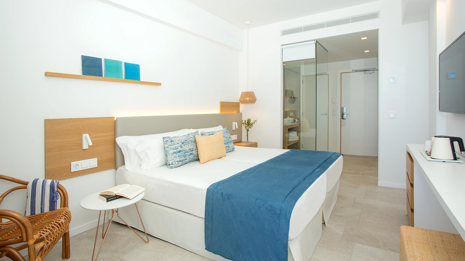 Habitación Doble en Hotel MYSEAHOUSE Flamingo Habitación Doble con ducha y televisor en Hotel MYSEAHOUSE Flamingo