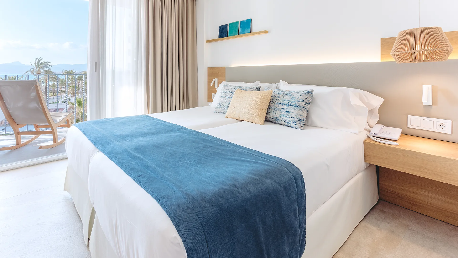 Doppelzimmer mit seitlichem Meerblick im Hotel MYSEAHOUSE Flamingo Doppelzimmer mit seitlichem Meerblick und Balkon im Hotel MYSEAHOUSE Flamingo