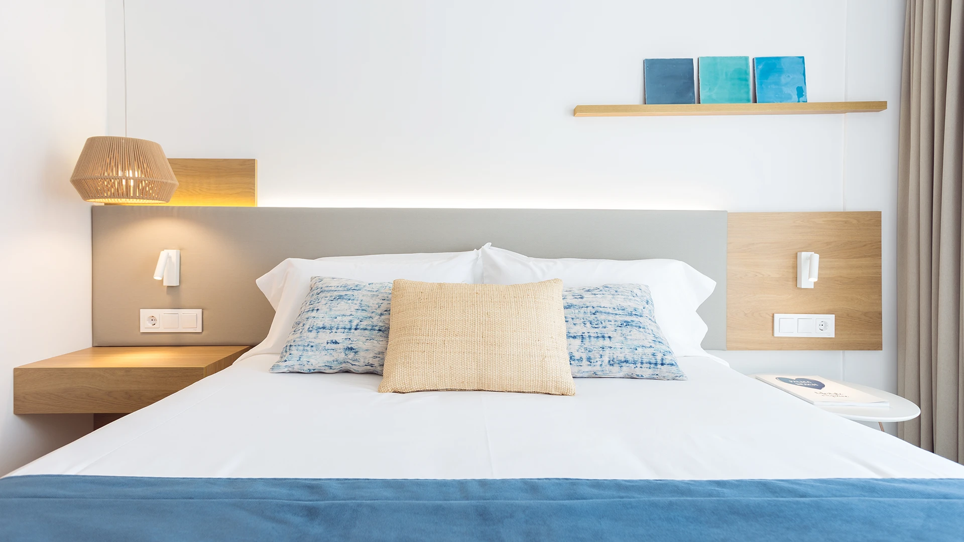 Habitación Individual en Hotel MYSEAHOUSE Flamingo Habitación Individual desde el frente con lamparas en Hotel MYSEAHOUSE Flamingo